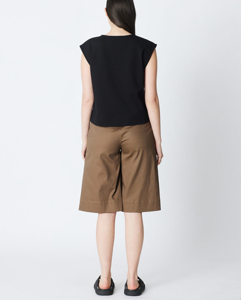 PLIÉ black sleeveless top bermuda pants